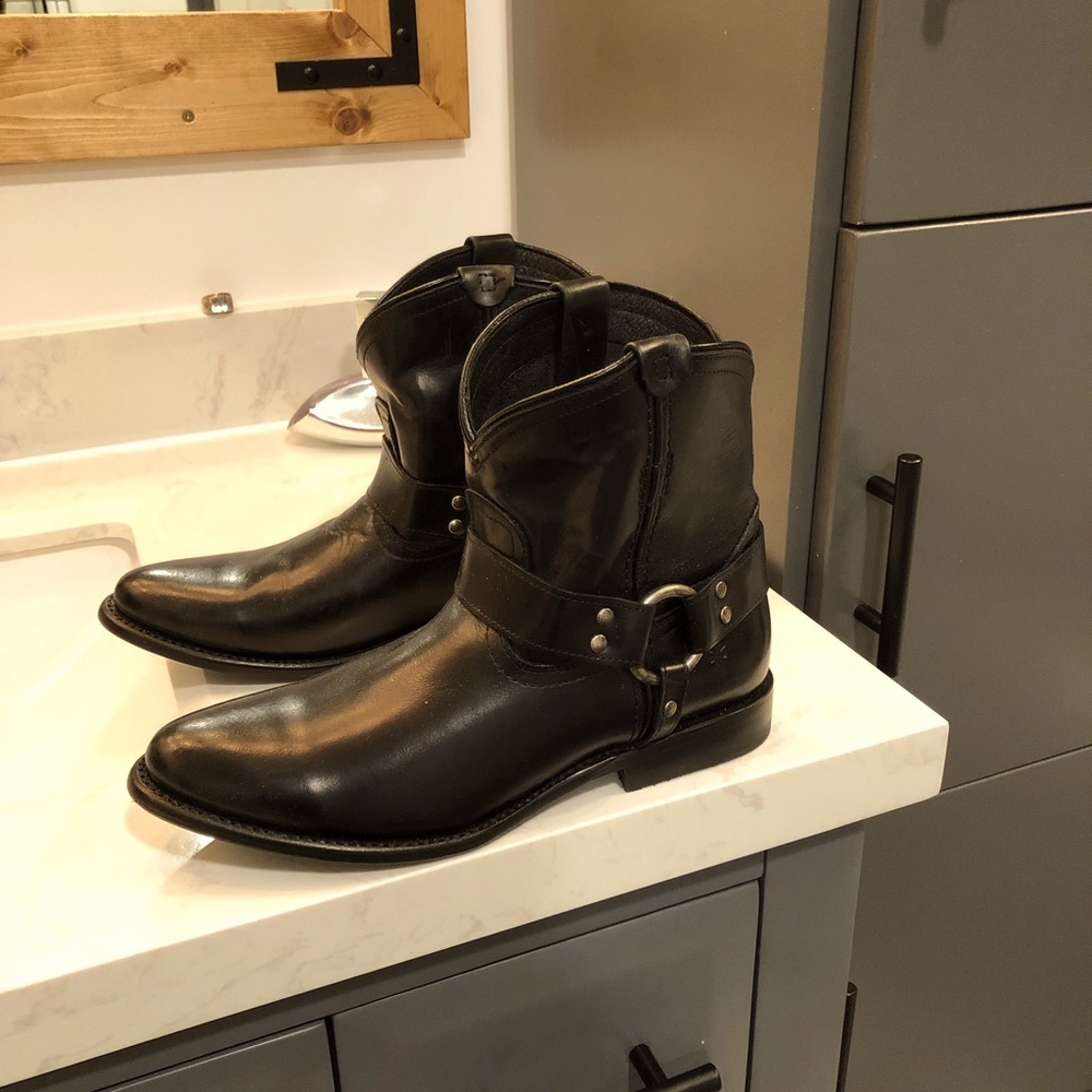 Brand new Fryeblack leather in brand new condition size 7 Excellent boots